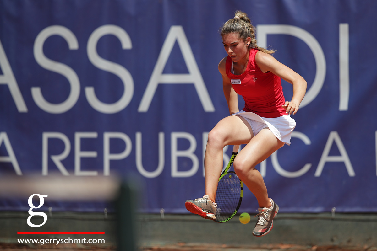 Eleonora Molinaro of Luxembourg tries to make an artistic shot during the semi-final match @JPEE 2017